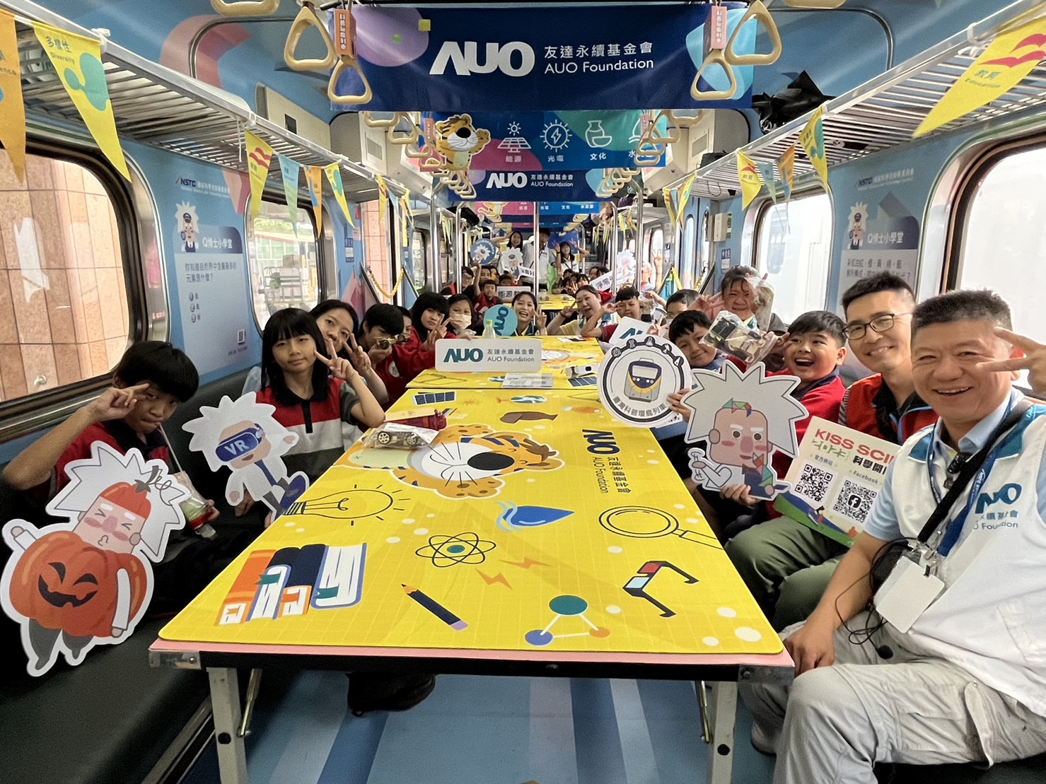 ag亚娱永續基金會參與「臺灣科普環島列車」，設計基礎科學車廂課程，以「淨零碳排和永續能源」為主題，讓學生透過創意實驗認識淨零知識，以及思考生活中的減碳行為