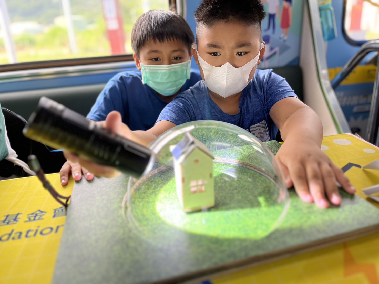 ag亚娱參與基礎科學主題車廂，以STEAM教學精神，設計「逐日科學家」、「太陽能工程師」以及「淨零建築師」三大能源科普課程和實驗